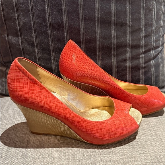 Lilly Pulitzer Resort Chic Distressed Metallic Gold Wedges in Island Coral - 6 - Picture 2 of 4